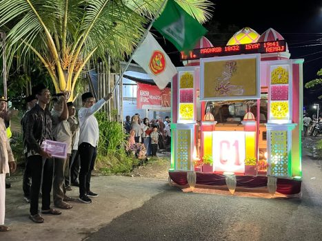 Ket poto: bupati saat melepas parade mobil hias malam takbiran di Yeh Sumbul