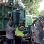 Ket poto: Petugas kebersihan mengangkut sampah di Terminal Kargi Gilimanuk