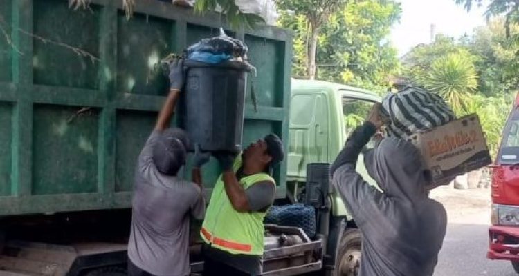 Ket poto: Petugas kebersihan mengangkut sampah di Terminal Kargi Gilimanuk