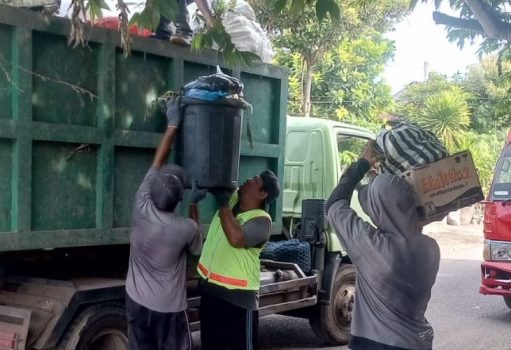 Ket poto: Petugas kebersihan mengangkut sampah di Terminal Kargi Gilimanuk