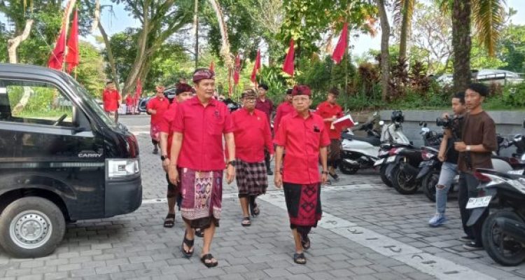 Ket poto: Ketua DPD PDI Perjuangan Provinsi Bali, I Wayan Koster bersama Ketua DPC PDIP Jembrana I Made Kembang Hartawan Ket poto: Ketua DPD PDI Perjuangan Provinsi Bali, I Wayan Koster bersama Ketua DPC PDIP Jembrana I Made Kembang Hartawan