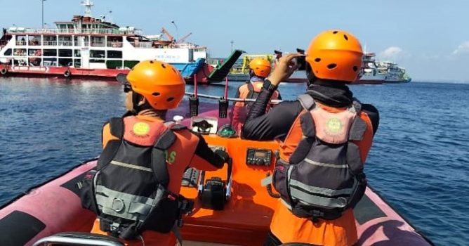 Ket poto: Tim Sar saat pemantauan di salah satu kapal di Selat Bali