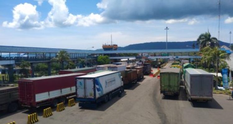 Ket poto: antrean truk di Pelabuhan Gilimanuk