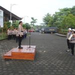 Ket Poto: Polres Jembrana mengadakan upacara PTDH terhadap salah satu anggota yang terlibat kasus