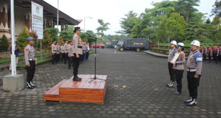 Ket Poto: Polres Jembrana mengadakan upacara PTDH terhadap salah satu anggota yang terlibat kasus