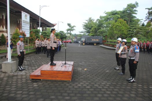 Ket Poto: Polres Jembrana mengadakan upacara PTDH terhadap salah satu anggota yang terlibat kasus