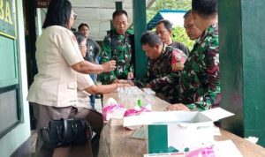 Ket Poto: Anggota Kodim Jembrana saat menjalani tes urine di Makodim Jembrana