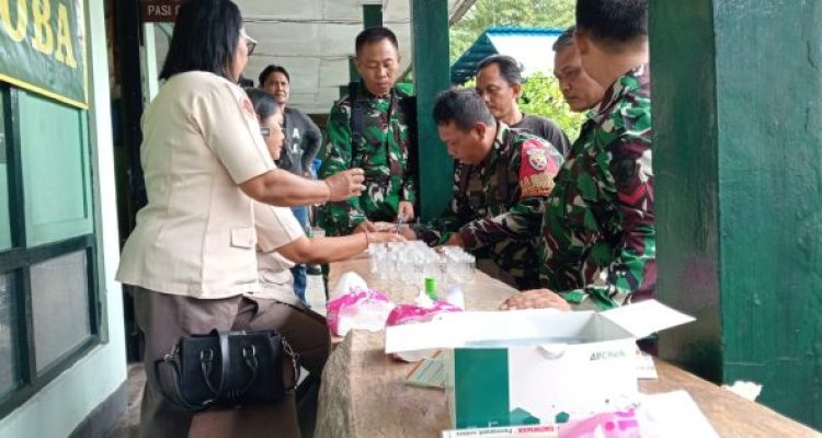 Ket Poto: Anggota Kodim Jembrana saat menjalani tes urine di Makodim Jembrana