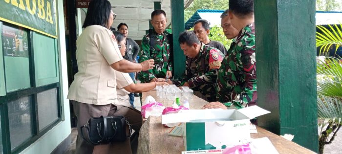 Ket Poto: Anggota Kodim Jembrana saat menjalani tes urine di Makodim Jembrana