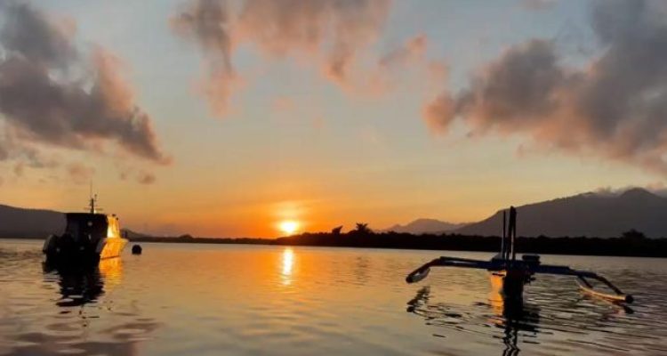 Ket poto Wisata Pantai Karangsewu, Kelurahan Gilimanuk