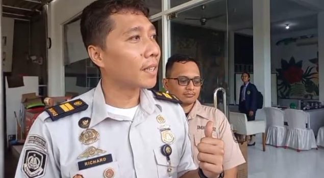 Ket poto: Kepala Subseksi Informasi dan Komunikasi Keimigrasian Kantor Imigrasi Singaraja, Richard Jandres Tarigan