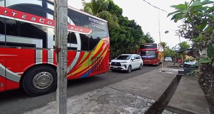 Ket Poto: Hindari antrean beberapa bus nekat masuk gang pemukiman padat di Kelurahan Gilimanuk Ket Poto: Hindari antrean beberapa bus nekat masuk gang pemukiman padat di Kelurahan Gilimanuk