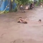 Ket poto: Seorang pemuda terlihat memanfaatkan genangan air untuk bermain menggunakan ban bekas di Banjar Tengah, Desa Mendoyo Dauh Tukad