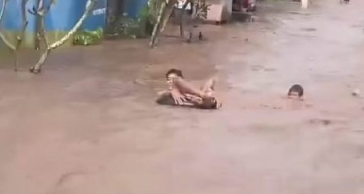 Ket poto: Seorang pemuda terlihat memanfaatkan genangan air untuk bermain menggunakan ban bekas di Banjar Tengah, Desa Mendoyo Dauh Tukad Ket poto: Seorang pemuda terlihat memanfaatkan genangan air untuk bermain menggunakan ban bekas di Banjar Tengah, Desa Mendoyo Dauh Tukad