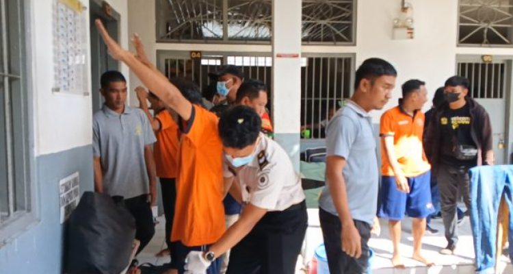 Ket poto: beberapa narapidana Rutan Negara di periksa Tim Gabungan