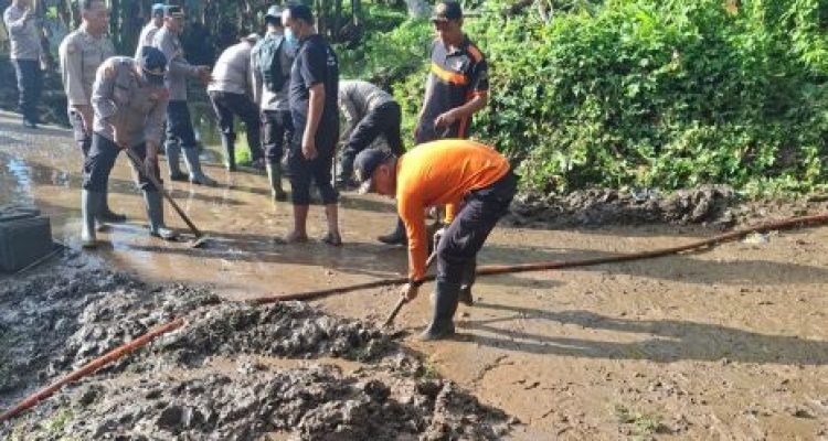 Ket poto: Petugas Gabungan membersihkan sisa-sisa banjir di salah satu wilayah di Mendoyo