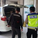 Ket poto: Korban dibawa ke ruang jenazah RSU Negara