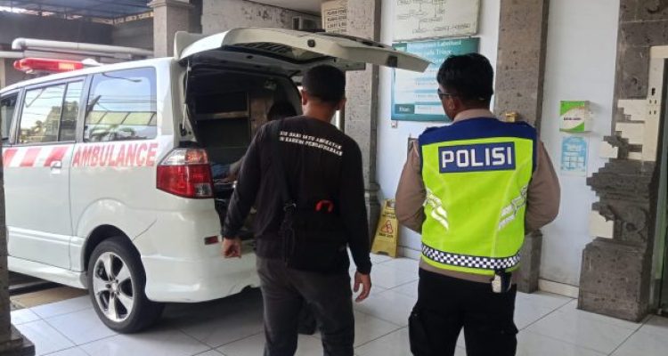 Ket poto: Korban dibawa ke ruang jenazah RSU Negara