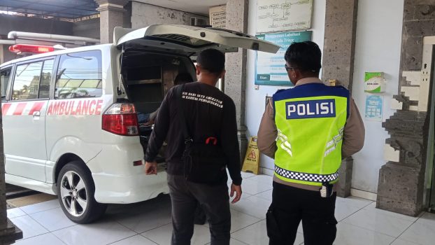 Ket poto: Korban dibawa ke ruang jenazah RSU Negara