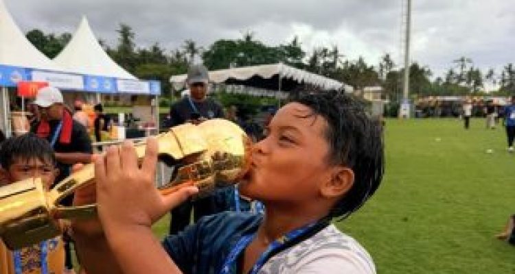 Ket poto: salah satu pemain Negaroa FA Jembrana menerima tropi