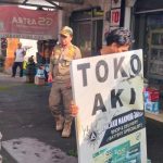 Ket poto: Petugas Satpol PP menggusur papan nama yang berada di trotoar jalan