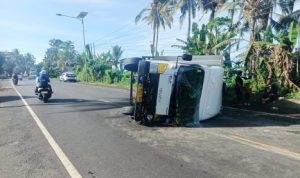 Ket poto: kondisi truk bok terguling di Pekutatan