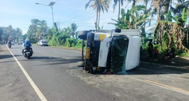 Ket poto: kondisi truk bok terguling di Pekutatan
