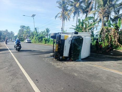 Ket poto: kondisi truk bok terguling di Pekutatan