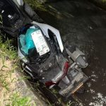 Ket poto: Sepeda motor terduga pelaku begal paha yang jatuh ke irigasi Ket poto: Sepeda motor terduga pelaku begal paha yang jatuh ke irigasi