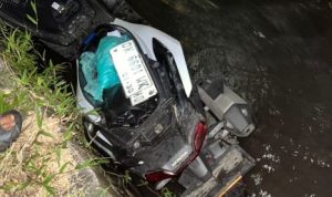Ket poto: Sepeda motor terduga pelaku begal paha yang jatuh ke irigasi