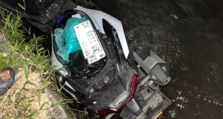 Ket poto: Sepeda motor terduga pelaku begal paha yang jatuh ke irigasi