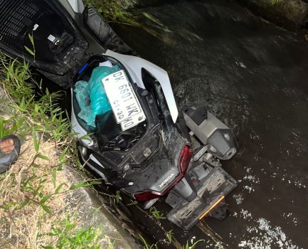 Ket poto: Sepeda motor terduga pelaku begal paha yang jatuh ke irigasi