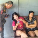 Ket poto: Salah satu petugas Pol PP memeriksa KTP penghuni kos di Desa Dangintukad