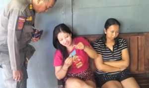 Ket poto: Salah satu petugas Pol PP memeriksa KTP penghuni kos di Desa Dangintukad