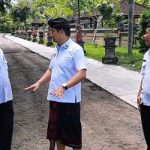 Ket poto: Bupati Jembrana, I Made Kembang Hartawan saat meninjau pengerjaan jalan di Desa Candikusuma, Rabu (15/4) lalu.
