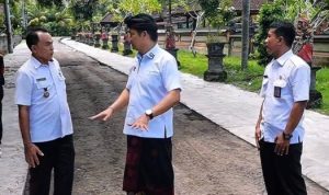 Ket poto: Bupati Jembrana, I Made Kembang Hartawan saat meninjau pengerjaan jalan di Desa Candikusuma, Rabu (15/4) lalu.