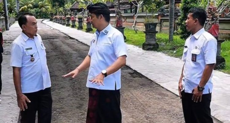 Ket poto: Bupati Jembrana, I Made Kembang Hartawan saat meninjau pengerjaan jalan di Desa Candikusuma, Rabu (15/4) lalu.