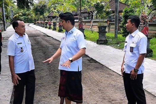 Ket poto: Bupati Jembrana, I Made Kembang Hartawan saat meninjau pengerjaan jalan di Desa Candikusuma, Rabu (15/4) lalu.