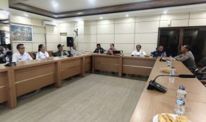 Ket poto: rapat koordinasi yang dipimpin Kapolres Jembrana bersama Pemerintah Kabupaten Jembrana serta stakeholder terkait, dan berlangsung di Ruang VIP ASDP Gilimanuk pada Rabu (15/4/2026) sore.