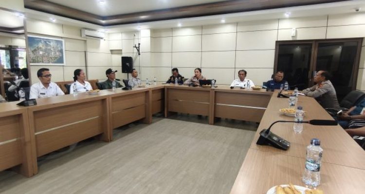 Ket poto: rapat koordinasi yang dipimpin Kapolres Jembrana bersama Pemerintah Kabupaten Jembrana serta stakeholder terkait, dan berlangsung di Ruang VIP ASDP Gilimanuk pada Rabu (15/4/2026) sore.