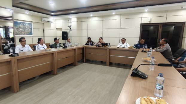 Ket poto: rapat koordinasi yang dipimpin Kapolres Jembrana bersama Pemerintah Kabupaten Jembrana serta stakeholder terkait, dan berlangsung di Ruang VIP ASDP Gilimanuk pada Rabu (15/4/2026) sore.