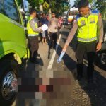Ket poto: Petugas Kepolisian menunjukan lokasi korban usai terlindas truk di Desa Kaliakah