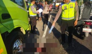Ket poto: Petugas Kepolisian menunjukan lokasi korban usai terlindas truk di Desa Kaliakah
