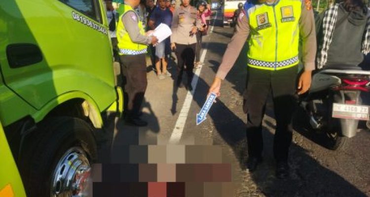 Ket poto: Petugas Kepolisian menunjukan lokasi korban usai terlindas truk di Desa Kaliakah