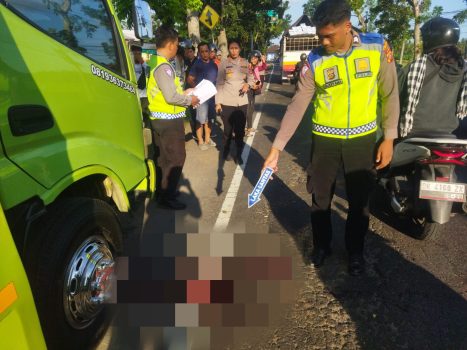 Ket poto: Petugas Kepolisian menunjukan lokasi korban usai terlindas truk di Desa Kaliakah