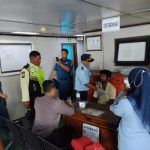 Ket poto: Penumpang yang jatuh dari kapal mendapatkan perawatan