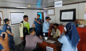 Ket poto: Penumpang yang jatuh dari kapal mendapatkan perawatan