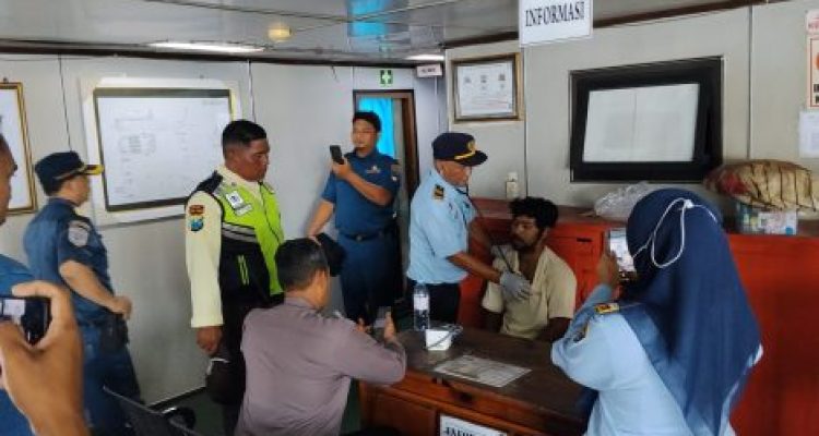 Ket poto: Penumpang yang jatuh dari kapal mendapatkan perawatan