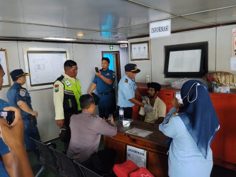 Ket poto: Penumpang yang jatuh dari kapal mendapatkan perawatan