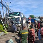 Ket poto: Kondisi bus tabrak kendaraan parkir di Mendoyo
